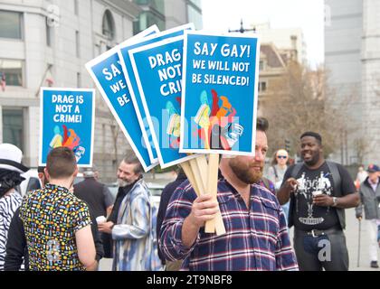 San Francisco, KALIFORNIEN - 8. April 2023: Teilnehmer des Drag Up Fight Back Protest, der sich im Civic Center versammelte, bevor sie zum Union Square marschierten. Stockfoto