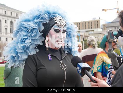 San Francisco, KALIFORNIEN - 8. April 2023: Teilnehmer des Drag Up Fight Back Protest, der sich im Civic Center versammelte, bevor sie zum Union Square marschierten. Stockfoto