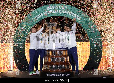 Das italienische Team feiert den Sieg des Davis Cup 2023 im Palacio de Deportes Jose Maria Martin Carpena in Malaga, Spanien. Bilddatum: Sonntag, 26. November 2023. Stockfoto