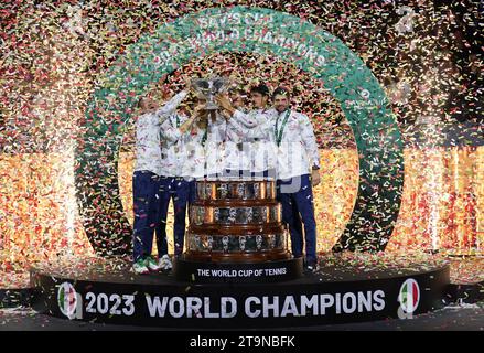 Das italienische Team feiert den Sieg des Davis Cup 2023 im Palacio de Deportes Jose Maria Martin Carpena in Malaga, Spanien. Bilddatum: Sonntag, 26. November 2023. Stockfoto