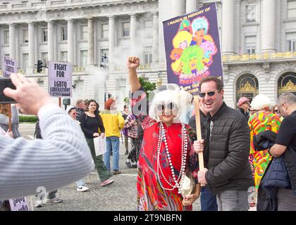 San Francisco, KALIFORNIEN - 8. April 2023: Teilnehmer des Drag Up Fight Back Protest, der sich im Civic Center versammelte, bevor sie zum Union Square marschierten. Stockfoto