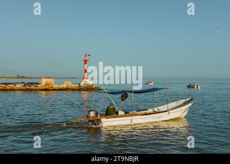 Fischer gehen auf See im Fischerdorf El Cuyo, Yucatan, Mexiko Stockfoto