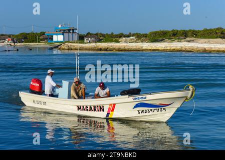 Fischer gehen auf See im Fischerdorf El Cuyo, Yucatan, Mexiko Stockfoto