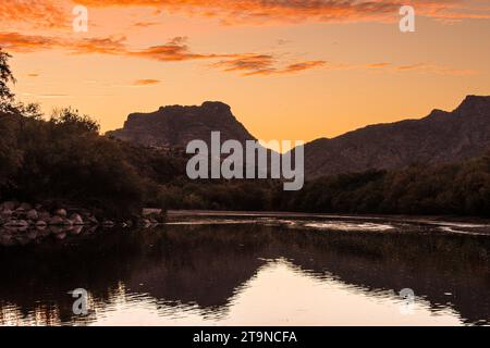 Golden Hour Entlang Des Lower Salt River Stockfoto