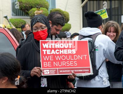 Oakland, KALIFORNIEN - 8. Mai 2023: Hunderte von Lehrern, Eltern und Unterstützern marschieren bei einer Teacher Strike Rallye Day 3 in der Highland-Sektion von Oaklan Stockfoto