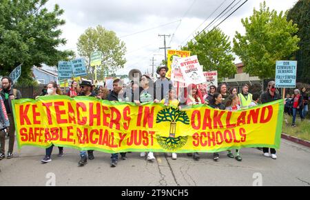 Oakland, KALIFORNIEN - 8. Mai 2023: Hunderte von Lehrern, Eltern und Unterstützern marschieren bei einer Teacher Strike Rallye Day 3 in der Highland-Sektion von Oaklan Stockfoto