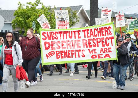 Oakland, KALIFORNIEN - 8. Mai 2023: Hunderte von Lehrern, Eltern und Unterstützern marschieren bei einer Teacher Strike Rallye Day 3 in der Highland-Sektion von Oaklan Stockfoto