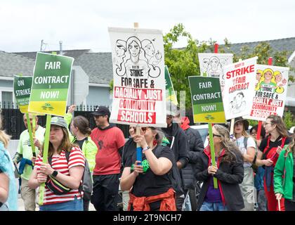 Oakland, KALIFORNIEN - 8. Mai 2023: Hunderte von Lehrern, Eltern und Unterstützern marschieren bei einer Teacher Strike Rallye Day 3 in der Highland-Sektion von Oaklan Stockfoto