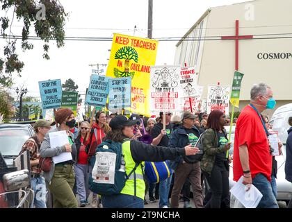 Oakland, KALIFORNIEN - 8. Mai 2023: Hunderte von Lehrern, Eltern und Unterstützern marschieren bei einer Teacher Strike Rallye Day 3 in der Highland-Sektion von Oaklan Stockfoto