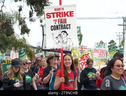 Oakland, KALIFORNIEN - 8. Mai 2023: Hunderte von Lehrern, Eltern und Unterstützern marschieren bei einer Teacher Strike Rallye Day 3 in der Highland-Sektion von Oaklan Stockfoto