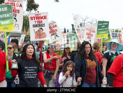 Oakland, KALIFORNIEN - 8. Mai 2023: Hunderte von Lehrern, Eltern und Unterstützern marschieren bei einer Teacher Strike Rallye Day 3 in der Highland-Sektion von Oaklan Stockfoto