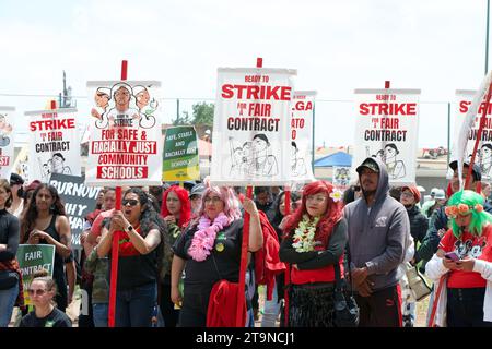 Oakland, KALIFORNIEN - 8. Mai 2023: Hunderte von Lehrern, Eltern und Unterstützern marschieren bei einer Teacher Strike Rallye Day 3 in der Highland-Sektion von Oaklan Stockfoto