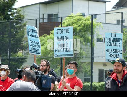 Oakland, KALIFORNIEN - 8. Mai 2023: Hunderte von Lehrern, Eltern und Unterstützern marschieren bei einer Teacher Strike Rallye Day 3 in der Highland-Sektion von Oaklan Stockfoto