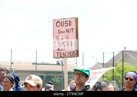 Oakland, KALIFORNIEN - 8. Mai 2023: Hunderte von Lehrern, Eltern und Unterstützern marschieren bei einer Teacher Strike Rallye Day 3 in der Highland-Sektion von Oaklan Stockfoto