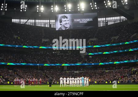 London, Großbritannien. 26. November 2023 - Tottenham Hotspur / Aston Villa - Premier League - Tottenham Hotspur Stadium. Spieler und Fans feiern in nur wenigen Minuten Applaus das Leben des ehemaligen Tottenham-Spielers und Managers Terry Venables, der während des Spiels gegen Aston Villa verstorben ist. Bildnachweis: Mark Pain / Alamy Live News Stockfoto