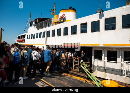 istanbul, Türkei - 5. Mai 2023 : große Gruppe von Personen, die an Bord der Fähre stehen, Passagierfähre im Bosporus, Istanbul, Türkei , . Hoher ph-Wert Stockfoto