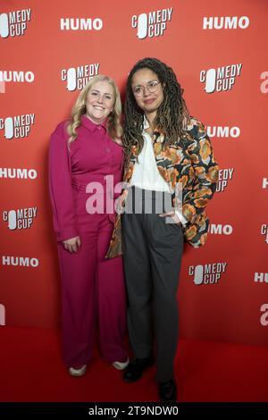 Antwerpen, Belgien. November 2023. Amelie Albrecht und Soe Nsuki wurden während der letzten Show von Humos Comedy Cup 2023 in der Arenbergschouwburg in Antwerpen am 26. November 2023 gezeigt. Humo's Comedy Cup ist ein Wettbewerb, der von der Wochenzeitschrift Humo organisiert wird, um die größten Comedy-Talente zu belohnen. BELGA FOTO NICOLAS MAETERLINCK Credit: Belga News Agency/Alamy Live News Stockfoto