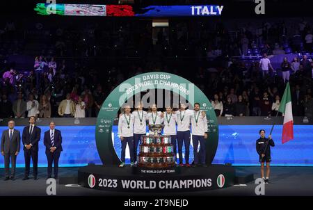 Das italienische Team feiert den Sieg des Davis Cup 2023 im Palacio de Deportes Jose Maria Martin Carpena in Malaga, Spanien. Bilddatum: Sonntag, 26. November 2023. Stockfoto