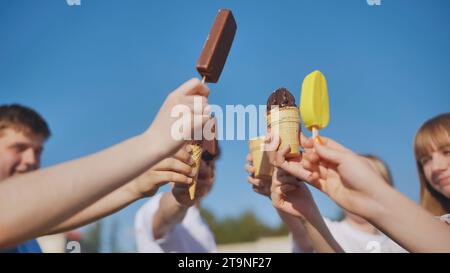 Freunde kombinieren verschiedene Eissorten. Stockfoto