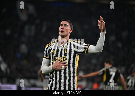 Turin, Italien. November 2023. Dusan Vlahovic vom FC Juventus feierte nach einem Tor beim Fußballspiel der italienischen Serie A zwischen dem FC Juventus und dem Inter FC Internazionale am 26. November 2023 im Allianz Stadium in Turin. Kredit: Tiziano Ballabio Kredit: Tiziano Ballabio/Alamy Live News Stockfoto