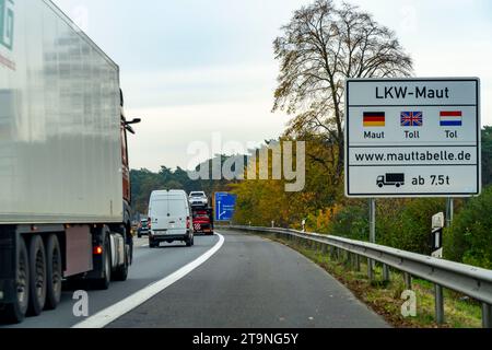 Schild für die LKW-Maut, auf der Autobahn A40, direkt hinter der deutsch-niederländischen Grenze bei Niederdorf, NRW, Deutschland, Stockfoto