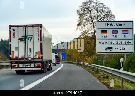 Schild für die LKW-Maut, auf der Autobahn A40, direkt hinter der deutsch-niederländischen Grenze bei Niederdorf, NRW, Deutschland, Stockfoto