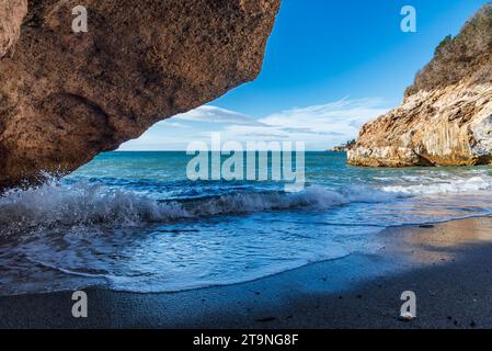 Cala del Barranco de Burriana, kleiner Strand in der Nähe von Nerja, mit Blick auf den Aussichtspunkt Balcon de Europa. Stockfoto