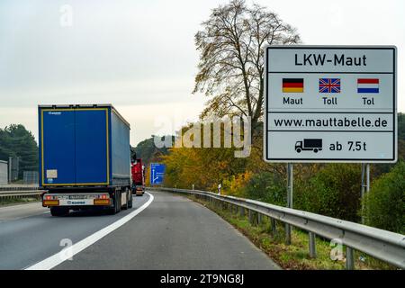 Schild für die LKW-Maut, auf der Autobahn A40, direkt hinter der deutsch-niederländischen Grenze bei Niederdorf, NRW, Deutschland, Stockfoto