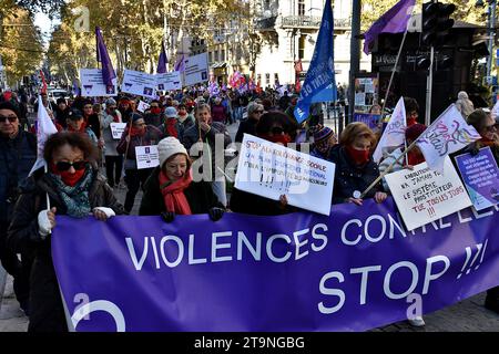 Marseille, Frankreich. November 2023. Demonstranten marschieren in den Straßen von Marseille mit einem Banner, Fahnen und Plakaten während der Demonstration. Demonstration gegen Gewalt gegen Frauen in Marseille, Frankreich. (Foto: Gerard Bottino/SOPA Images/SIPA USA) Credit: SIPA USA/Alamy Live News Stockfoto