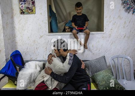 Jerusalem, Israel. November 2023. Der ehemalige palästinensische Gefangene Nashad Davabshe (R) umarmt seine Mutter, nachdem er aus dem israelischen Gefängnis entlassen wurde, als Teil eines Austauschvertrags zwischen Hamas und Israel mit Geiseln und Gefangenen. Quelle: Ilia Yefimovich/dpa/Alamy Live News Stockfoto