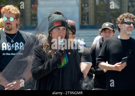 San Francisco, KALIFORNIEN - 3. Juni 2023: Demonstranten-Transitkunde sprechen bei einer Beerdigung für Protest im öffentlichen Nahverkehr vor dem Rathaus. Stockfoto