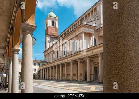 Blick auf die Piazza della Repubblica mit der Kathedrale Novara, Piemont, Italien. Cattedrale di Santa Maria Assunta mit Säulengalerie. Reisen Stockfoto