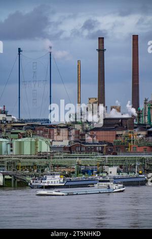 Szenerie Chempark Leverkusen, Bayer Leverkusen, Chemiepark, Chemiewerk, Rhein, Frachtschiff Leverkusen, NRW, Deutschland, Stockfoto