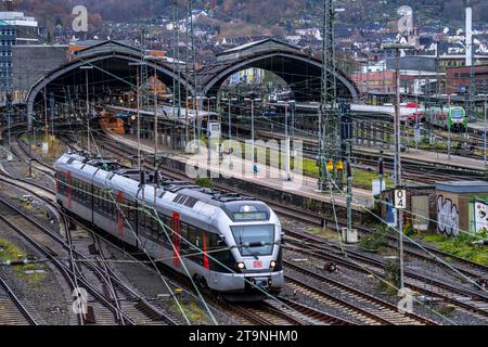 Der Hauptbahnhof Hagen, Bahnhofshallen, Gleise, Bahnsteige, Regionalzüge, NRW, Deutschland, Stockfoto