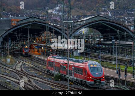 Der Hauptbahnhof Hagen, Bahnhofshallen, Gleise, Bahnsteige, Regionalzüge, NRW, Deutschland, Stockfoto