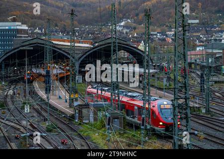 Der Hauptbahnhof Hagen, Bahnhofshallen, Gleise, Bahnsteige, Regionalzüge, NRW, Deutschland, Stockfoto