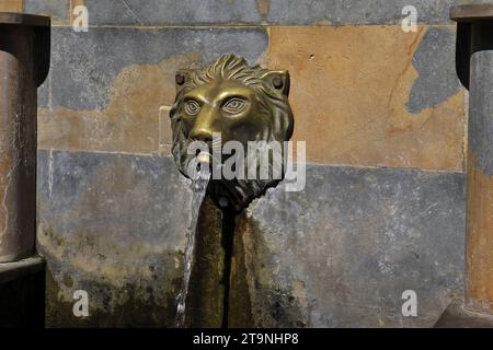 Ein alter Löwenbrunnen in einem libanesischen Dorf. Stockfoto