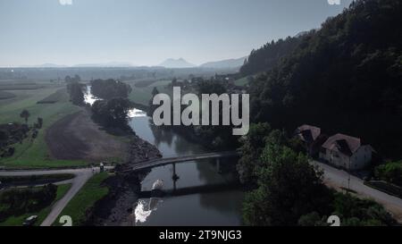 Eine kleine Straßenbrücke brach aus der Vogelperspektive durch die starke Überschwemmung des Flusses Sora nahe Skofja Loka ein, die im August 2023 durch Überschwemmungen beschädigt wurde Stockfoto