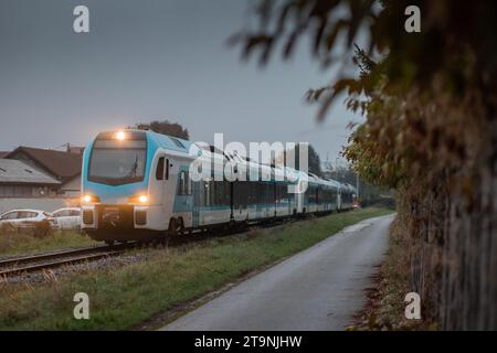 Langer moderner Dieselzug, dreifache Einheiten blau-weißer Zug am frühen Morgen in Ljubljana, Slowenien. Typische Route am Morgen nach Kamni Stockfoto