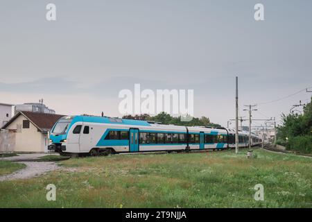 Langer moderner Dieselzug, dreifache Einheiten blau-weißer Zug am frühen Morgen in Ljubljana, Slowenien. Typische Route am Morgen nach Kamni Stockfoto