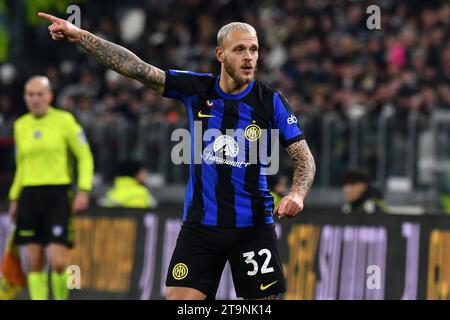 Turin, Italien. November 2023. Federico Dimarco vom FC Internazionale gibt während des Fußballspiels der Serie A zwischen Juventus FC und FC Internazionale im Juventus-Stadion in Turin (Italien) am 26. November 2023 Gesten. Quelle: Insidefoto di andrea staccioli/Alamy Live News Stockfoto