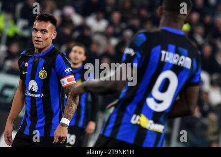 Turin, Italien. November 2023. Lautaro Martinez vom FC Internazionale sieht Marcus Thuram während des Fußballspiels der Serie A zwischen Juventus FC und FC Internazionale im Juventus-Stadion in Turin (Italien) am 26. November 2023. Quelle: Insidefoto di andrea staccioli/Alamy Live News Stockfoto