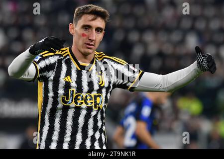 Turin, Italien. November 2023. Andrea Cambiaso von Juventus FC Gesten während des Fußballspiels der Serie A zwischen Juventus FC und FC Internazionale im Juventus-Stadion in Turin (Italien) am 26. November 2023. Quelle: Insidefoto di andrea staccioli/Alamy Live News Stockfoto