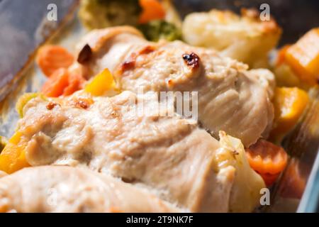 Köstliches aromatisches Abendessen Hähnchenfilet mit Gemüse, hausgemachte Speisen, gekochtes Gericht im Ofen, aus nächster Nähe. Stockfoto