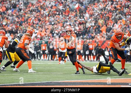 Cincinnati, Ohio, USA. November 2023. Cincinnati Bengals Quarterback Jake Browning (6) während des regulären Saisonspiels zwischen den Pittsburgh Steelers und Cincinnati Bengals in Cincinnati, Ohio. JP Waldron/Cal Sport Media/Alamy Live News Stockfoto