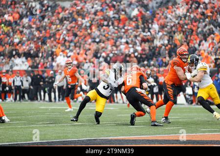 Cincinnati, Ohio, USA. November 2023. Cincinnati Bengals Quarterback Jake Browning (6) während des regulären Saisonspiels zwischen den Pittsburgh Steelers und Cincinnati Bengals in Cincinnati, Ohio. JP Waldron/Cal Sport Media/Alamy Live News Stockfoto
