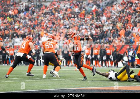 Cincinnati, Ohio, USA. November 2023. Cincinnati Bengals Quarterback Jake Browning (6) während des regulären Saisonspiels zwischen den Pittsburgh Steelers und Cincinnati Bengals in Cincinnati, Ohio. JP Waldron/Cal Sport Media/Alamy Live News Stockfoto