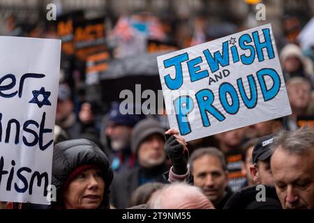 Menschenmassen mit einem Banner mit der Aufschrift "jüdisch und stolz" auf dem Marsch gegen den Antisemitismus, der während des israelischen Gaza-Konflikts im Zentrum Londons stattfand. Stockfoto
