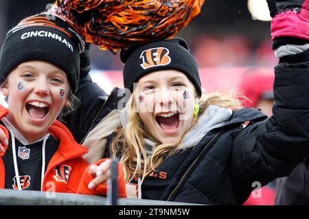 Cincinnati, Ohio, USA. November 2023. Junge Cincinnati Bengals Fans während des regulären Saisonspiels zwischen den Pittsburgh Steelers und Cincinnati Bengals in Cincinnati, Ohio. JP Waldron/Cal Sport Media/Alamy Live News Stockfoto