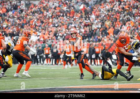 Cincinnati, Ohio, USA. November 2023. Cincinnati Bengals Quarterback Jake Browning (6) während des regulären Saisonspiels zwischen den Pittsburgh Steelers und Cincinnati Bengals in Cincinnati, Ohio. JP Waldron/Cal Sport Media/Alamy Live News Stockfoto